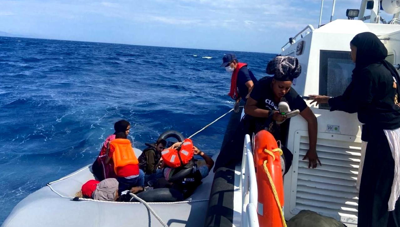 Sahil güvenlik ekipleri, denizdeki tehlikelere karşı görevlerini yerine getirerek düzensiz