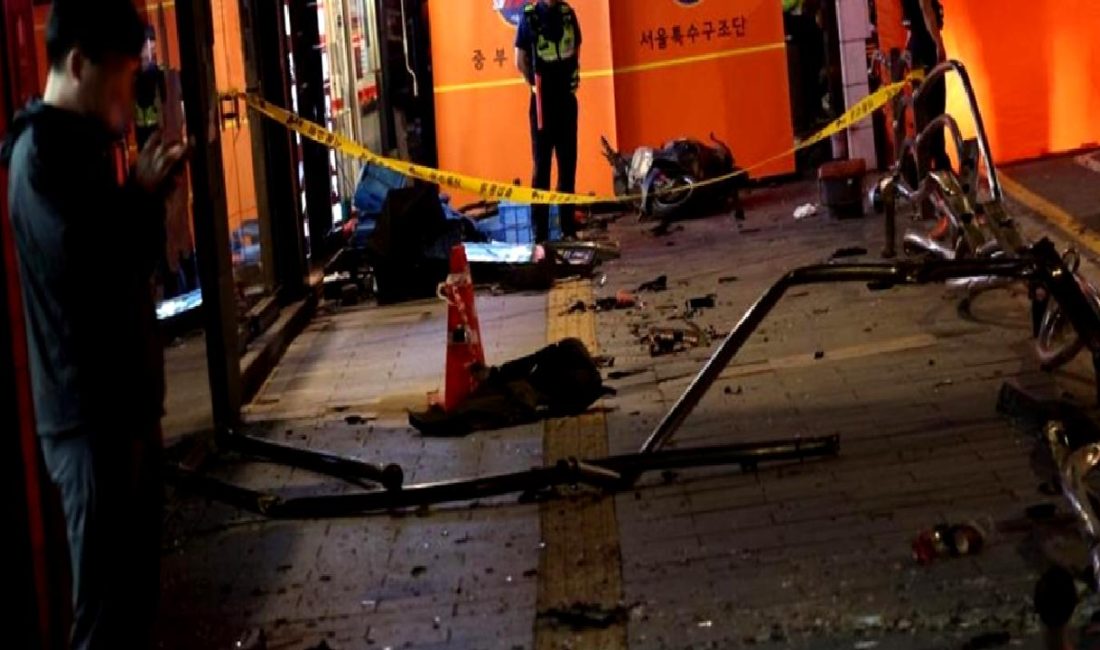 Seul’de Yaya Geçidine Dalan Araç Faciası Seul'de meydana gelen yaya geçidine dalan araç faciasıyla ilgili detaylar.