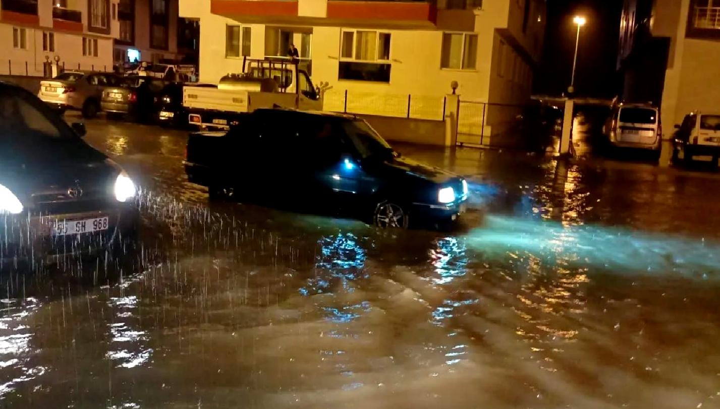 Sinop'un Erfelek ilçesinde etkili olan sağanak yağış sonrası oluşan su