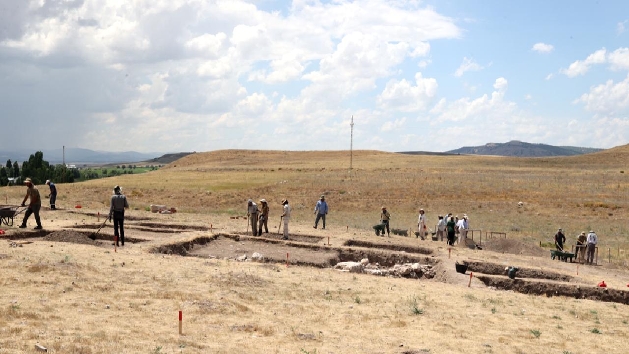 Sivas'ta bulunan Kayalıpınar kazıları ve keşifler hakkında detaylı bilgiler. Tarihi