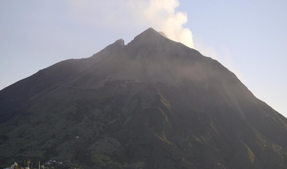 Stromboli Yanardağında devam eden volkanik faaliyetler hakkında güncel bilgileri, patlamaların