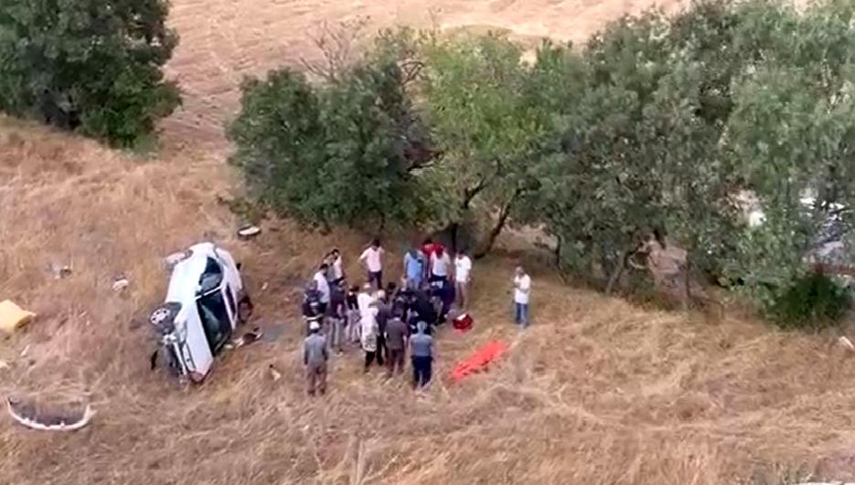 Tokat'ta meydana gelen trafik kazasında, 50 metrelik uçuruma düşen araçta