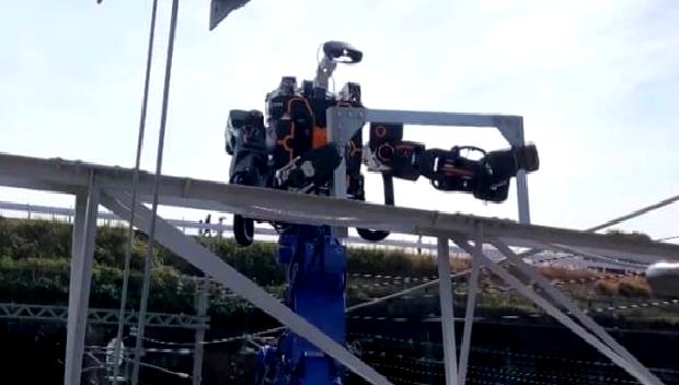 Tokyo'da demiryolu şirketi, insansı robotlarla tren yolu bakımına başladı. Bu