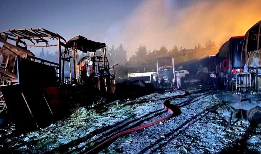 Yangın Büyükçekmece’de Hurda Otobüsleri Tehdit Etti Büyükçekmece'de meydana gelen yangında hurda otobüslerinin yarattığı tehlike büyük! İtfaiye
