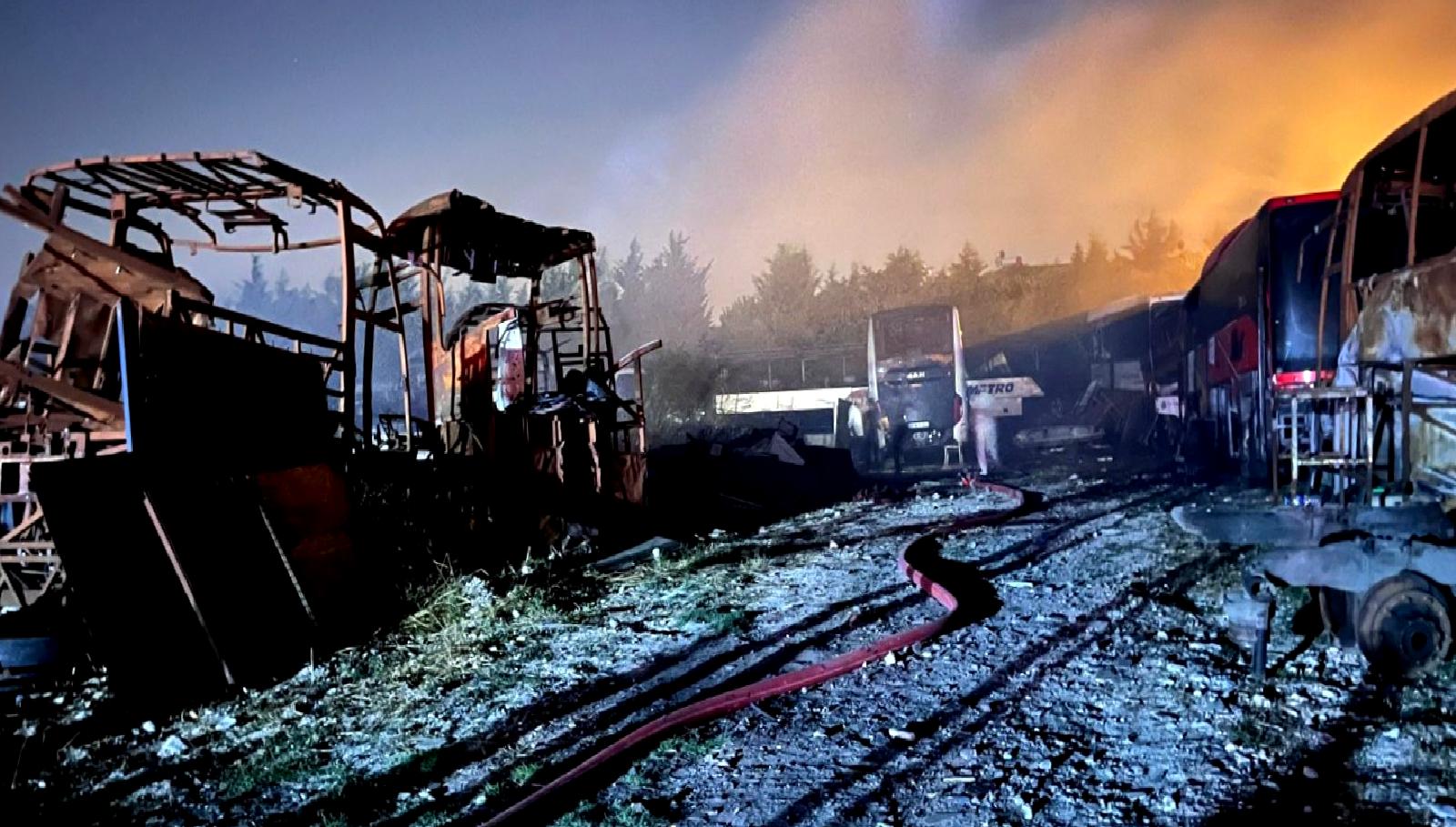 Büyükçekmece'de meydana gelen yangında hurda otobüslerinin yarattığı tehlike büyük! İtfaiye