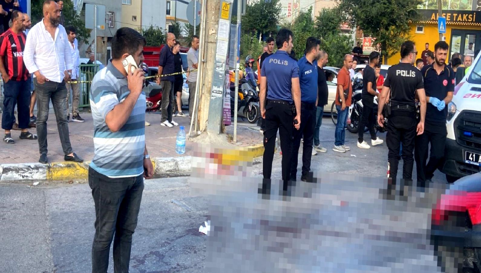 Akse Mahallesi'nde bir motokurye ile yaşanan tartışma, bıçaklı kavgaya dönüştü.