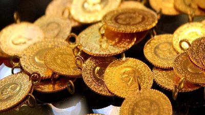 Altın fiyatlarındaki yükselişin ardındaki nedenleri keşfedin. Küresel ekonomik gelişmeler, enflasyon