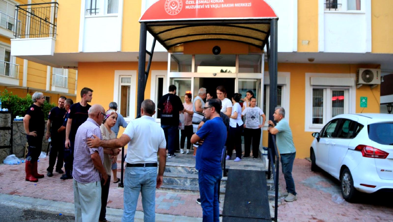 Antalya'da bir huzurevinde çıkan yangın paniği sonrası üç kişi hastaneye