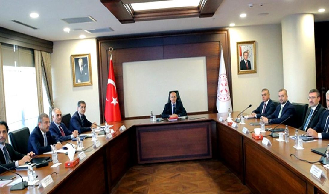 Bakanlık Toplantısında Makroekonomik Görünüm ve Sürdürülebilir Finans Değerlendirildi Bakanlık toplantısında Türkiye'nin makroekonomik görünümü ve sürdürülebilir finansal stratejileri ele