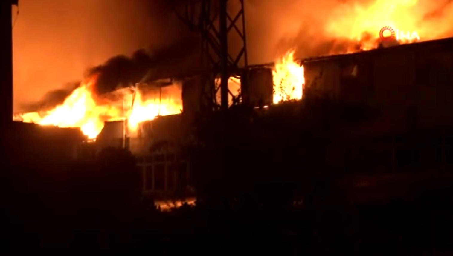 Beylikdüzü'nde çıkan büyük yangın paniği, vatandaşları endişelendirdi. Yangının çıkış nedeni