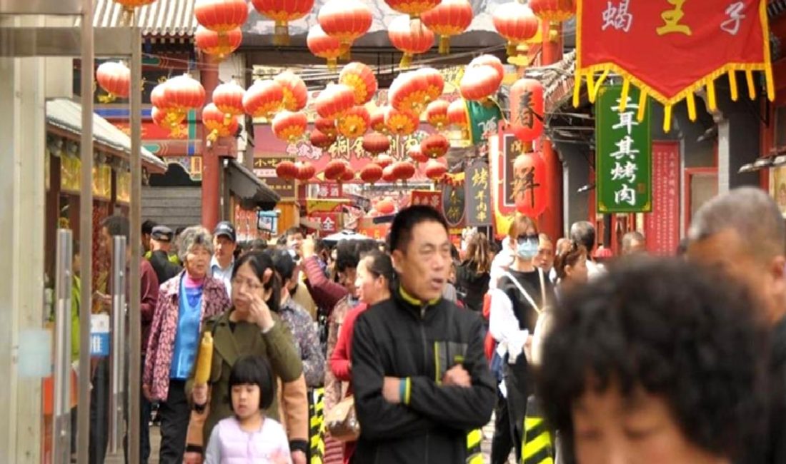 Çin'in tüketici fiyatlarının artışı sürerken, deflasyon sorunu derinleşiyor. Ekonomik belirsizlikler