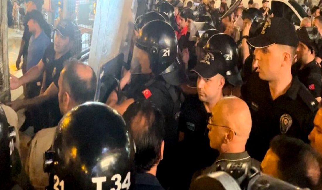 Diyarbakır’da Gazze İçin Büyük Protesto Gösterisi Diyarbakır'da, Gazze'deki insan hakları ihlallerine dikkat çekmek amacıyla düzenlenen büyük