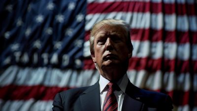 Donald Trump'ın Bitcoin temalı spor ayakkabılarıyla enflasyonla mücadele stratejilerini keşfedin.