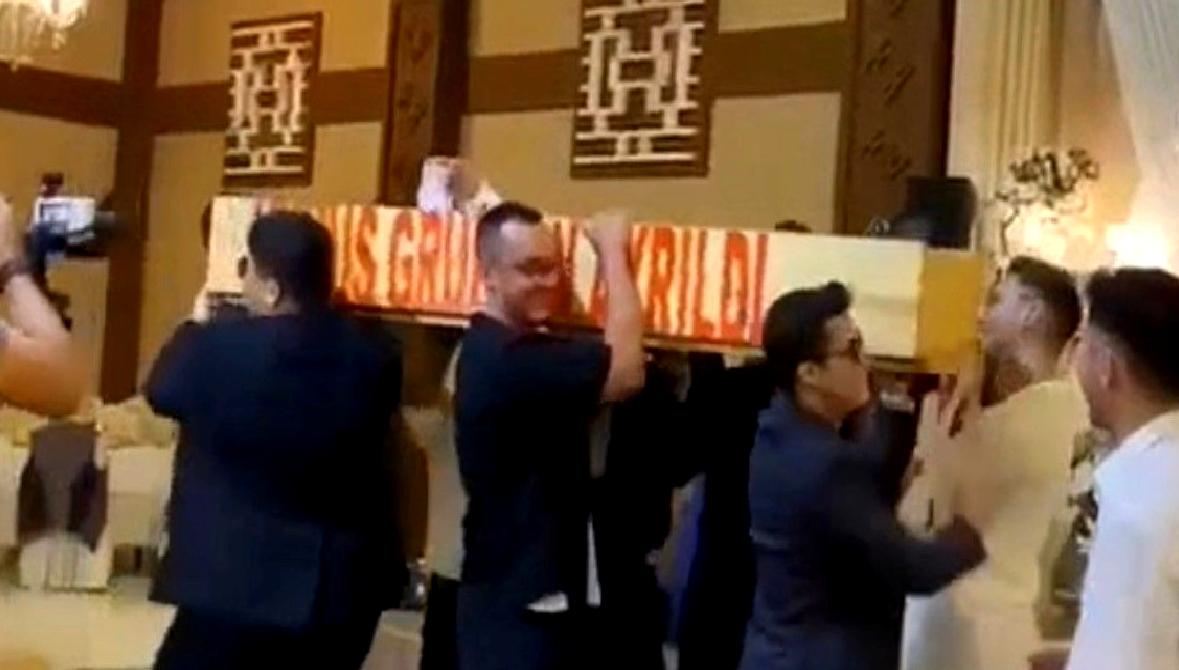 Düğün salonunda yaşanan ilginç ve şaşırtıcı bir olayla karşınızdayız! Düğünlerde