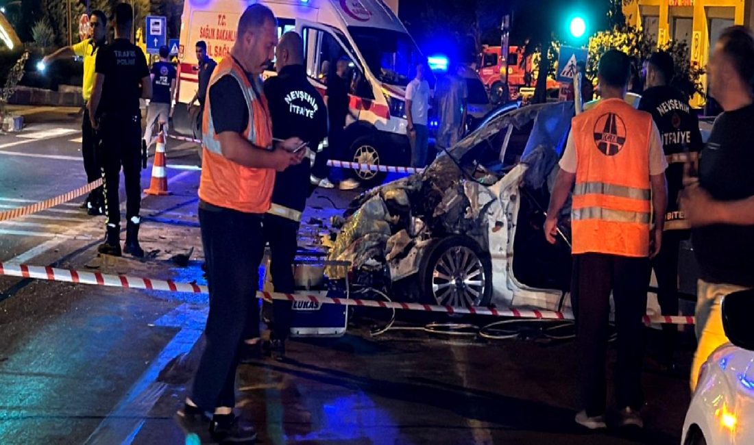 Feci bir kaza sonucu bir otomobil, TIR'a çarparak iki kişinin