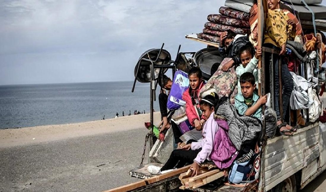 Gazze'de yaşanan insani kriz, 450 bin Filistinlinin yerinden edilmesine yol