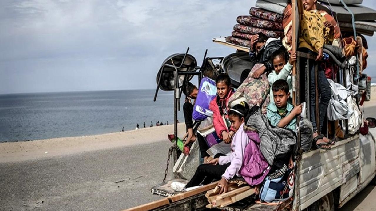 Gazze'de yaşanan insani kriz, 450 bin Filistinlinin yerinden edilmesine yol