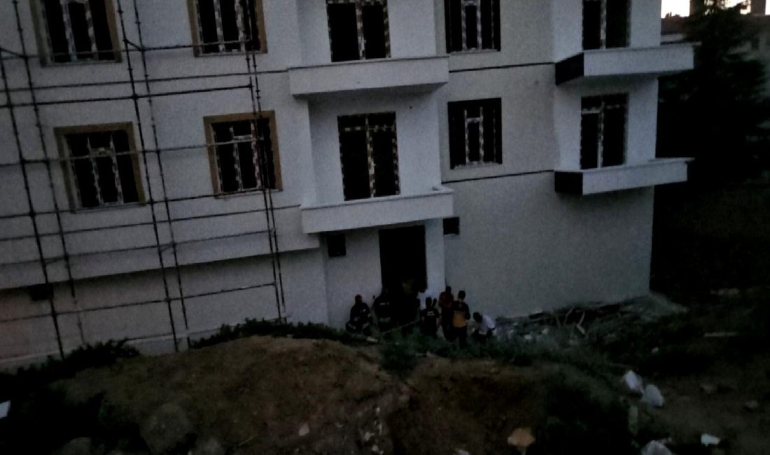 İnşaat sektöründe meydana gelen bir kazada, genç bir işçi düşme