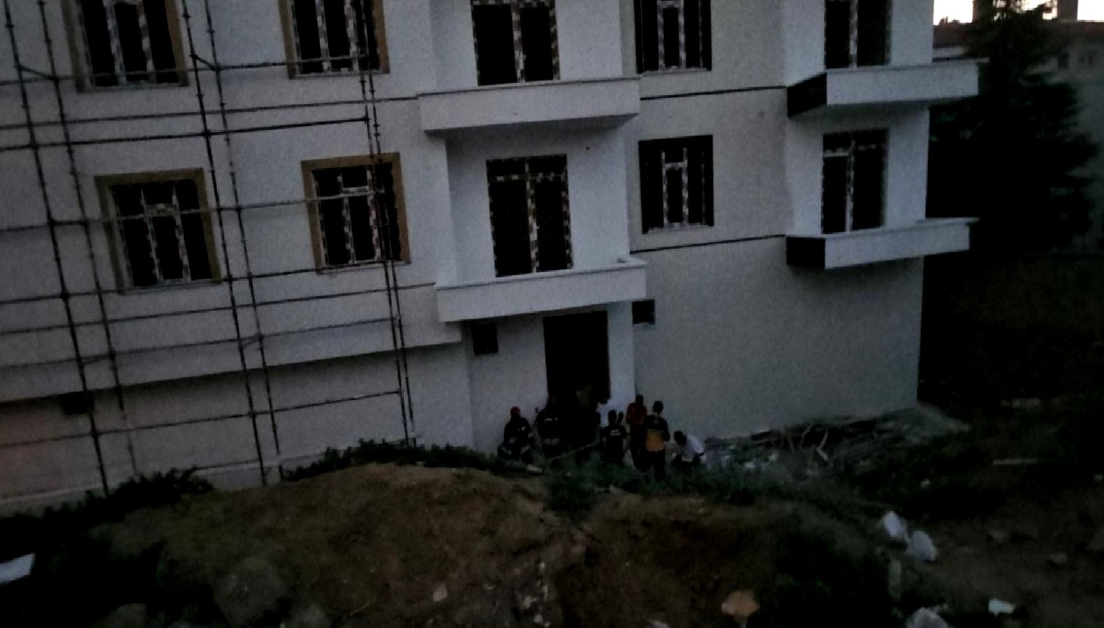 İnşaat sektöründe meydana gelen bir kazada, genç bir işçi düşme