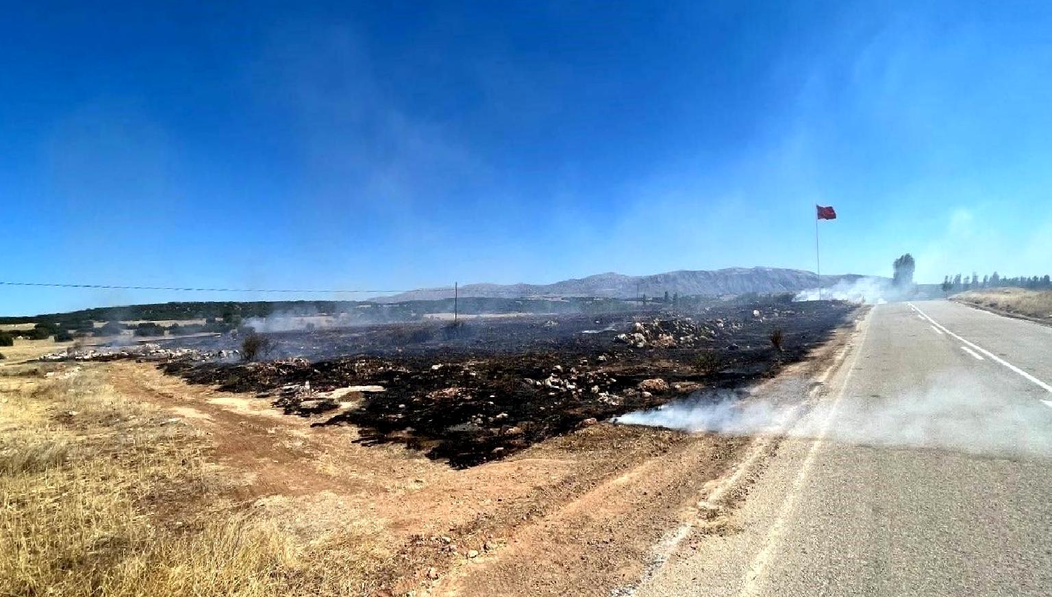 Isparta'da meydana gelen anız yangını, ekiplerin hızlı müdahalesi ile kontrol