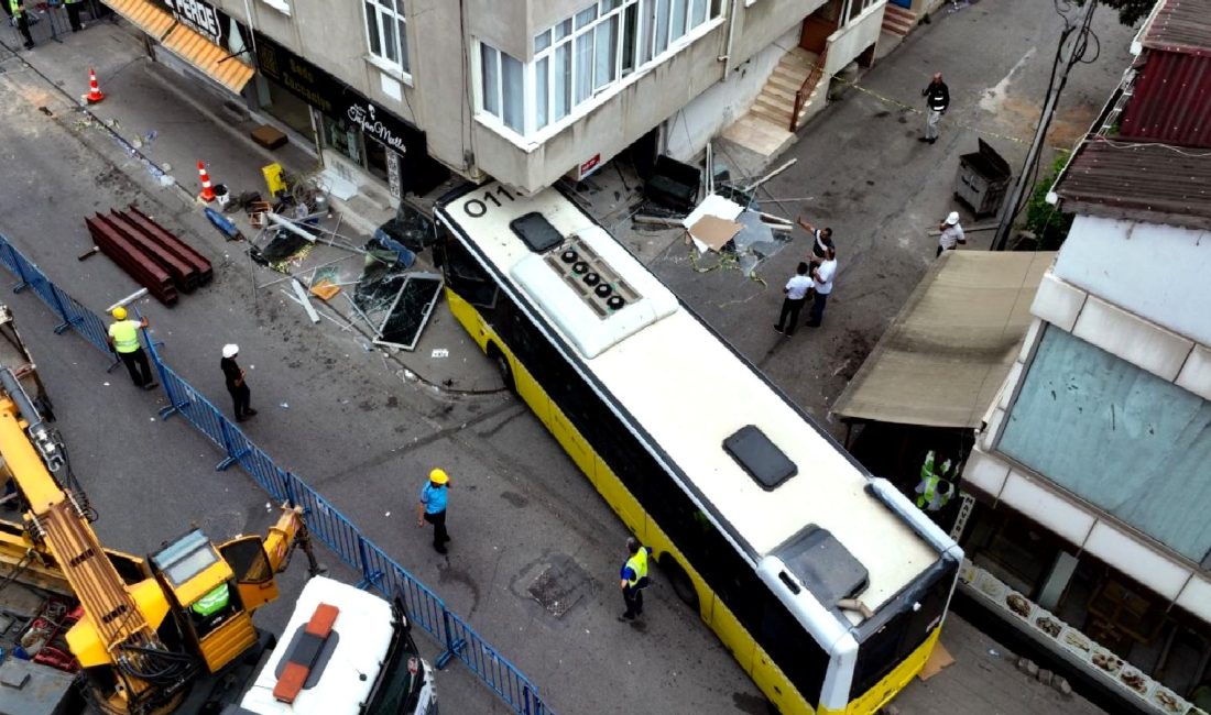 İstanbul Pendik’te İETT Otobüsü Kazası: Yıkım Süreci Başladı İstanbul Pendik'te meydana gelen İETT otobüsü kazasının ardından yıkım süreci