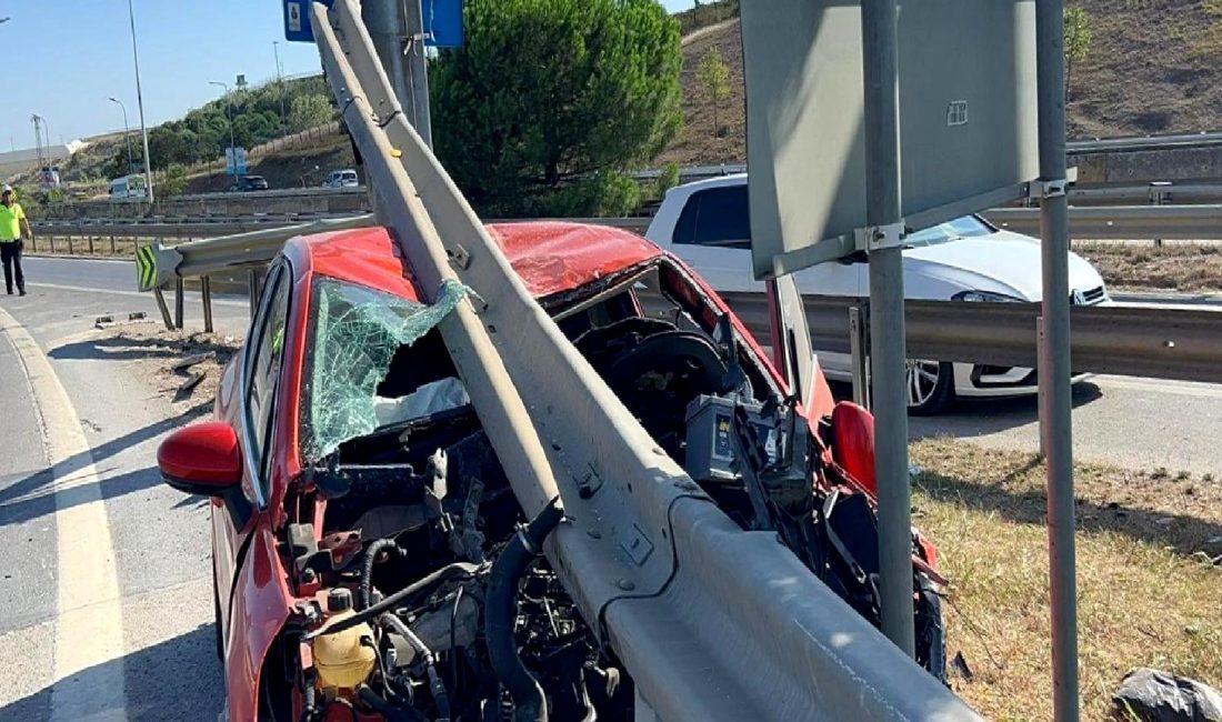 İstanbul'da meydana gelen trafik kazasında bir sürücü, kontrolünü kaybederek bariyerlere