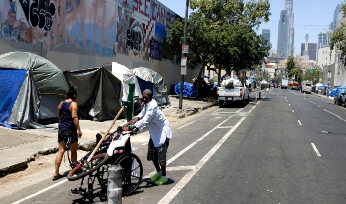 Kaliforniya’da Evsizlere Yönelik Sert Önlemler Kaliforniya'da evsizlere yönelik sert önlemler, toplumda tartışmalara yol açıyor. Bu