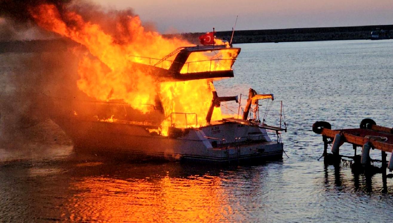 Kastamonu'da meydana gelen otobüs ve tekne yangını, kundaklama ihtimaliyle gündeme