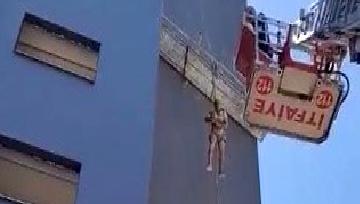 Mersin'de meydana gelen inşaat kazasında bir işçi, iskele üzerinde asılı