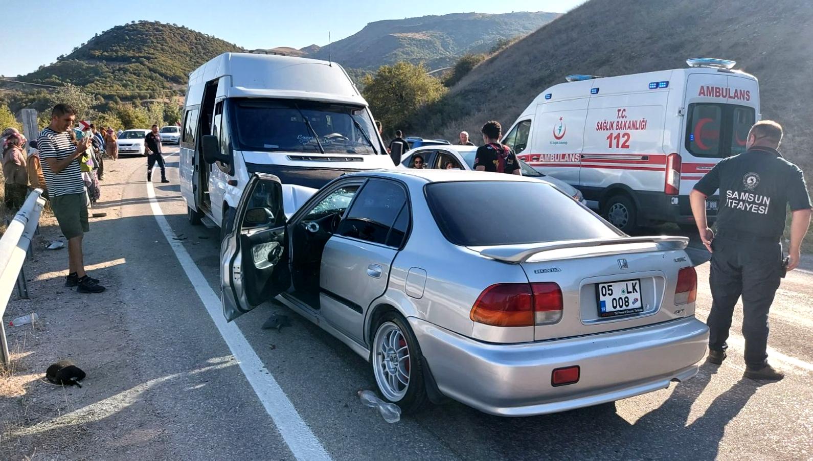 Merzifon'da tarım işçilerini taşıyan bir minibüs kaza yaptı. Olayda yaralananlar