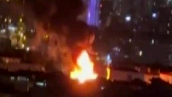 Pendik'te meydana gelen çatı yangını, kimyasal maddenin etkisiyle hızlıca yayıldı.