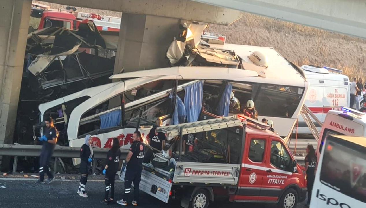 Polatlı'da meydana gelen kazada bir yolcu otobüsü köprü ayağına çarptı.