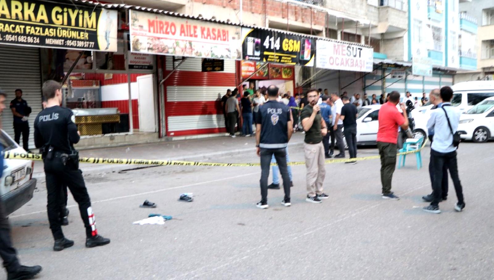 Şanlıurfa'da aileler arasında meydana gelen kavgada 3 kişi hayatını kaybetti.