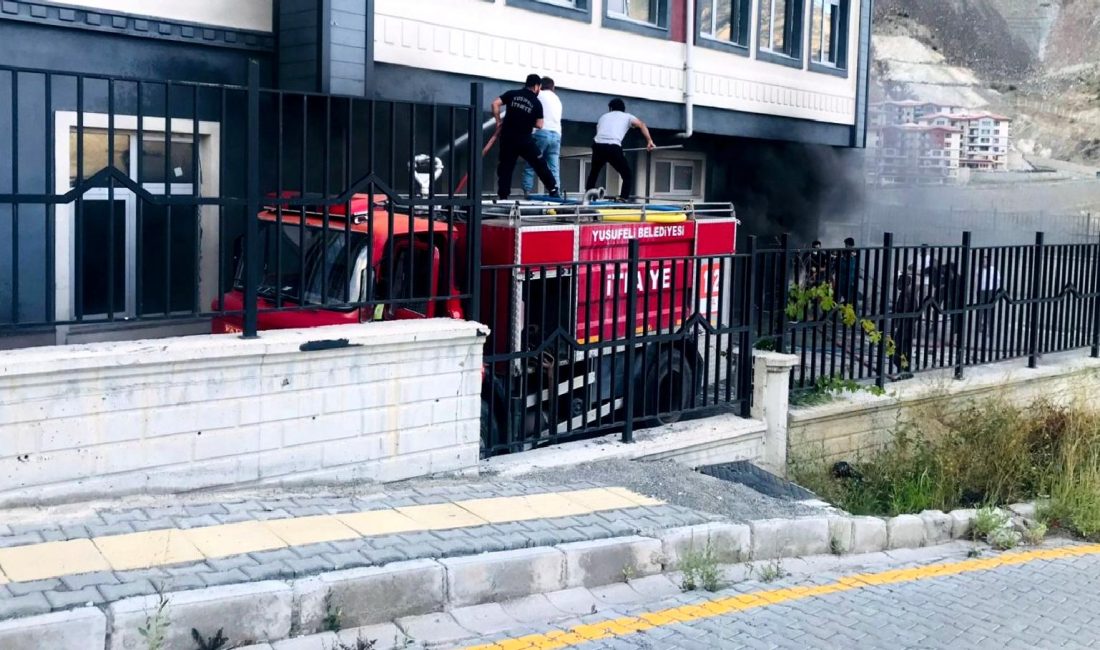 Şehit Dursun Acar Anadolu İmam Hatip Lisesi’nde Yangın Çıktı Şehit Dursun Acar Anadolu İmam Hatip Lisesi'nde çıkan yangın, öğrenciler