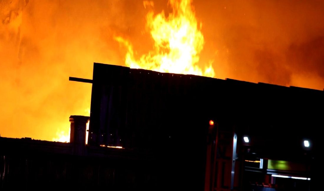Selçuklu’da Plastik Geri Dönüşüm Fabrikasında Yangın Selçuklu'da bulunan plastik geri dönüşüm fabrikasında meydana gelen yangın, çevre
