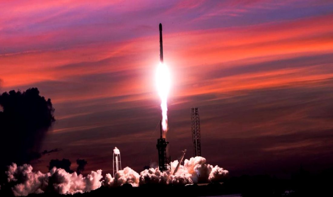 SpaceX, 23 Yeni Starlink Uydusunu Uzaya Fırlattı SpaceX, uzayda internet erişimini güçlendirmek için 23 yeni Starlink uydusunu