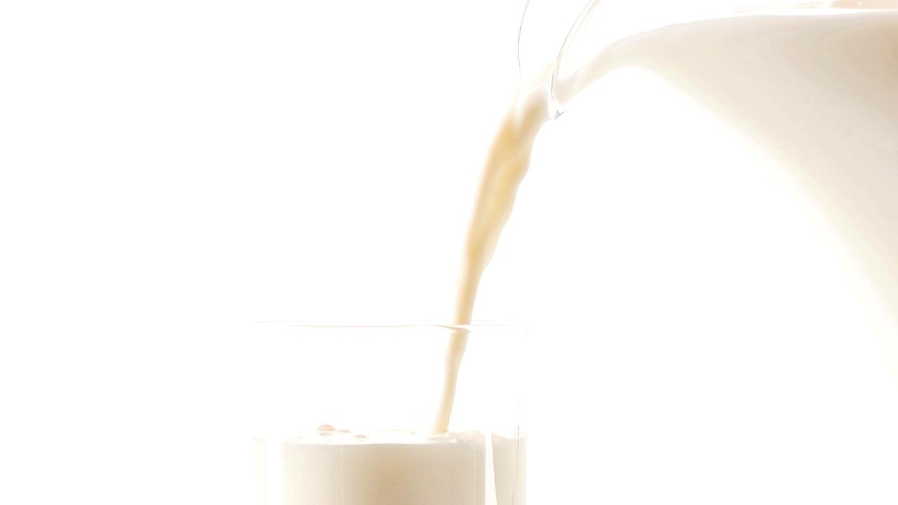 Süt fiyatlarındaki düşüş, üreticileri zor durumda bırakıyor. Bu içerikte, fiyatların