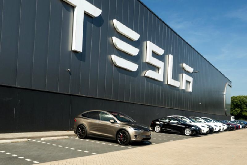 Tesla, Cybertruck'ın en uygun fiyatlı modelinin siparişlerini durdurdu. Bu karar,