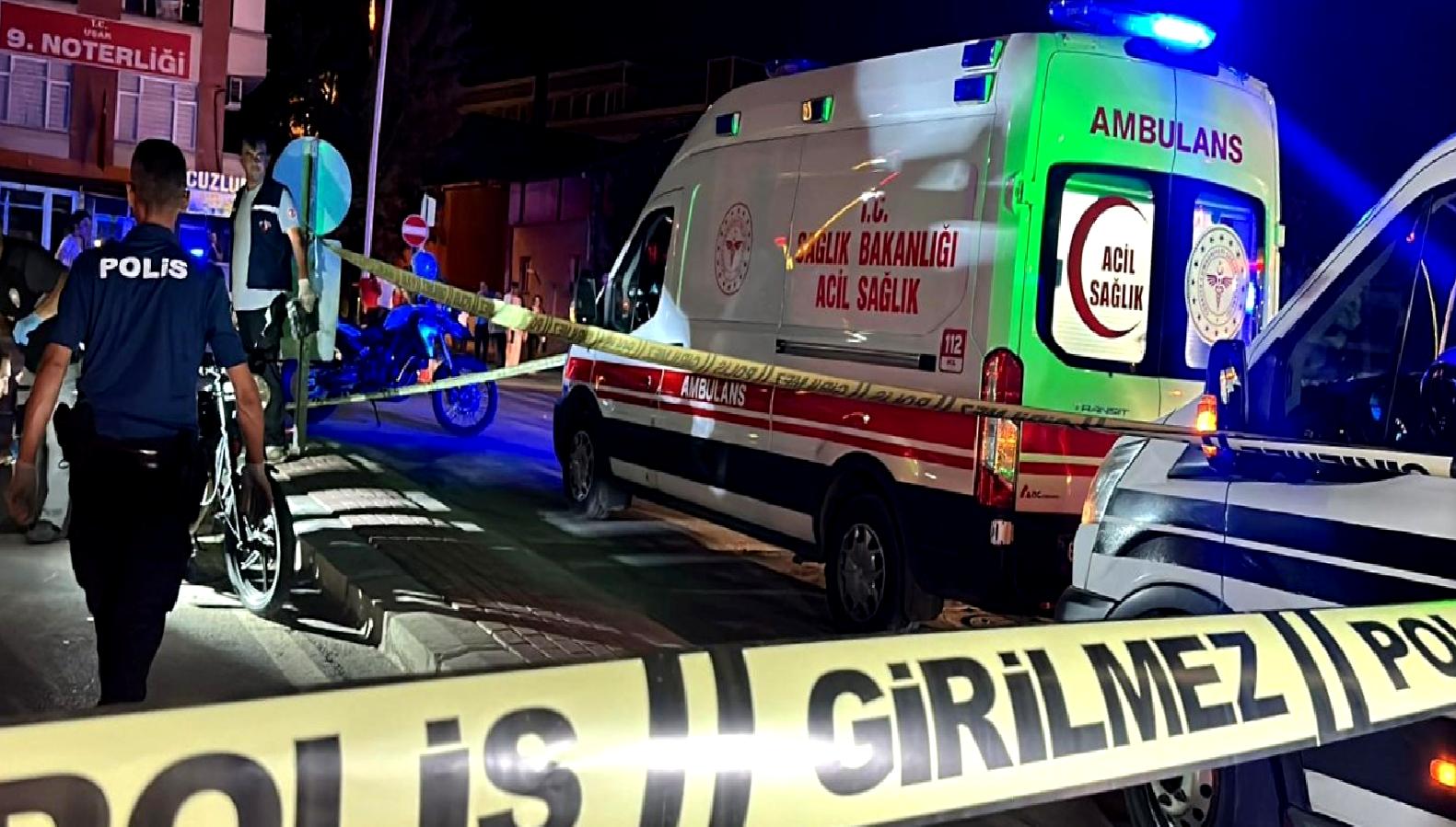 Uşak'ta meydana gelen feci kazada, motosiklet sürücüsü bir TIR'ın altında