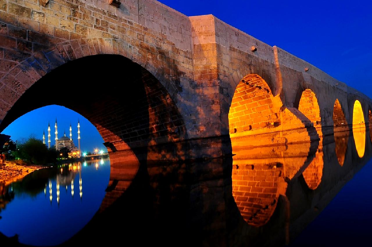 Adana'da bir mobilya imalathanesinde meydana gelen yangın, büyük hasara yol