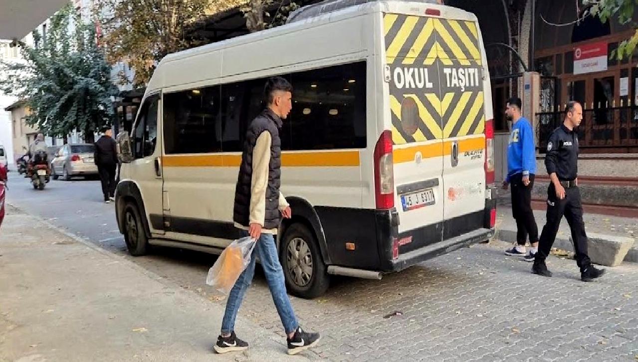 Albayrak Mahallesi'nde meydana gelen trajik bir kazada, servis minibüsü bir