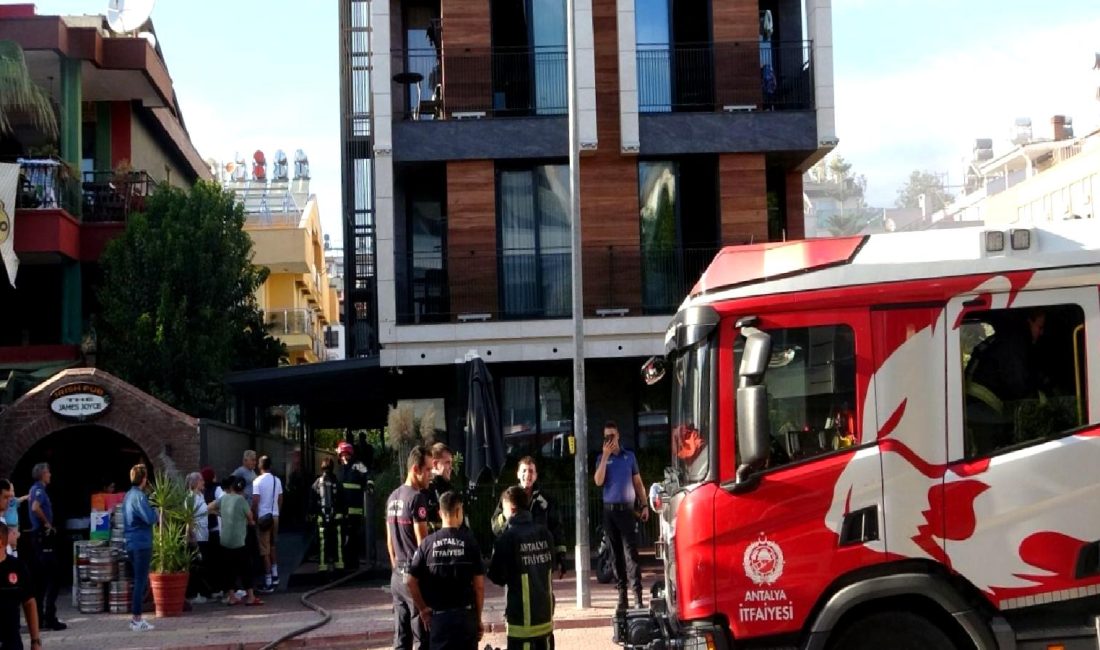 Antalya'da bir otelde meydana gelen yangın paniği, tatilcileri korkuttu. Olay