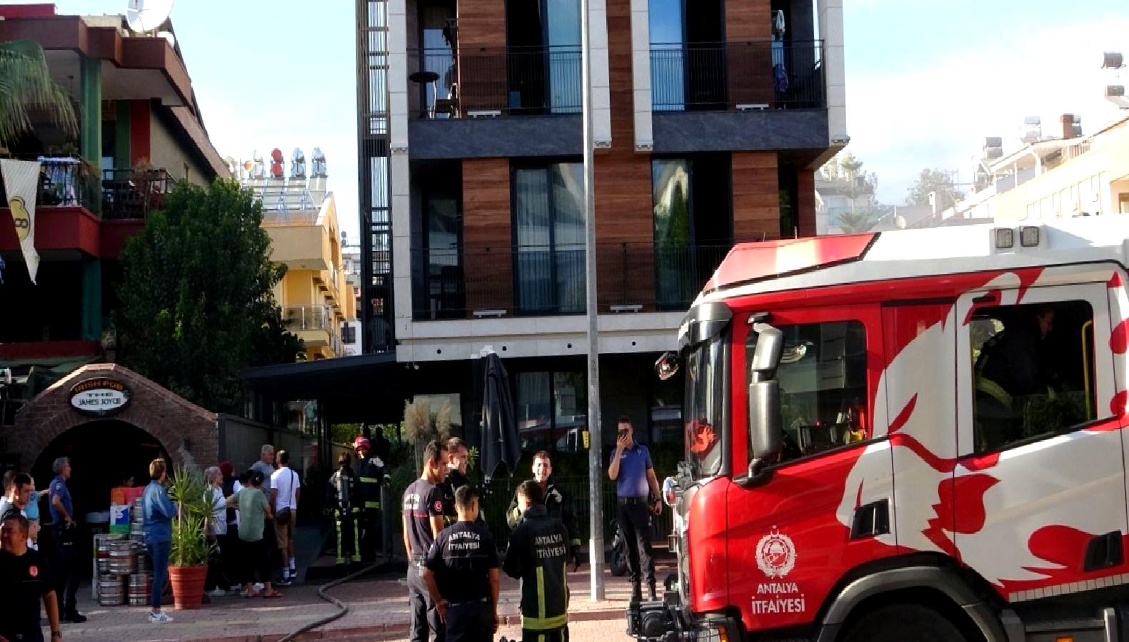 Antalya'da bir otelde meydana gelen yangın paniği, tatilcileri korkuttu. Olay
