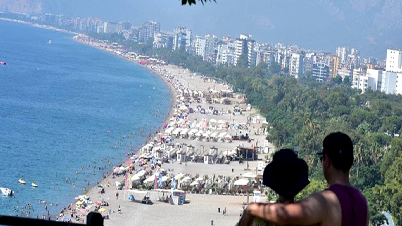 Antalya, yabancı turist sayısında rekor kırarak 2025 hedeflerine doğru ilerliyor.