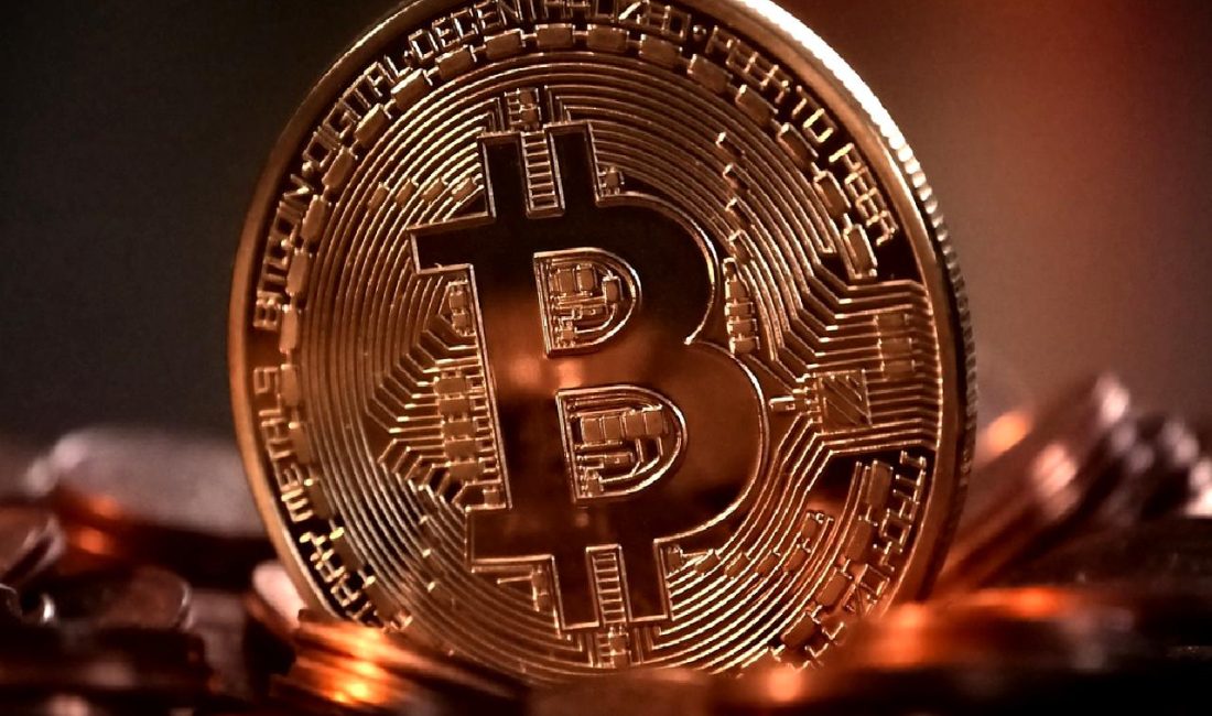 Bitcoin Yükselişi ve ABD Hisse Piyasaları Arasındaki Farklar Bitcoin'in yükselişi ile ABD hisse piyasaları arasındaki temel farkları keşfedin.