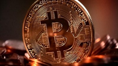 Bitcoin'in yükselişi ile ABD hisse piyasaları arasındaki temel farkları keşfedin.