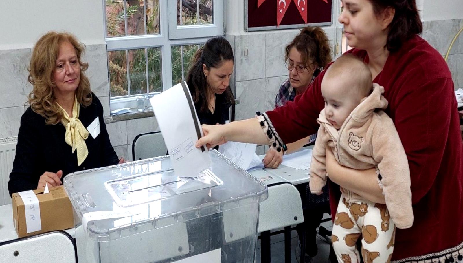 Bulgaristan'da gerçekleşen yedinci erken seçimde çifte vatandaşların oy kullanma hakları