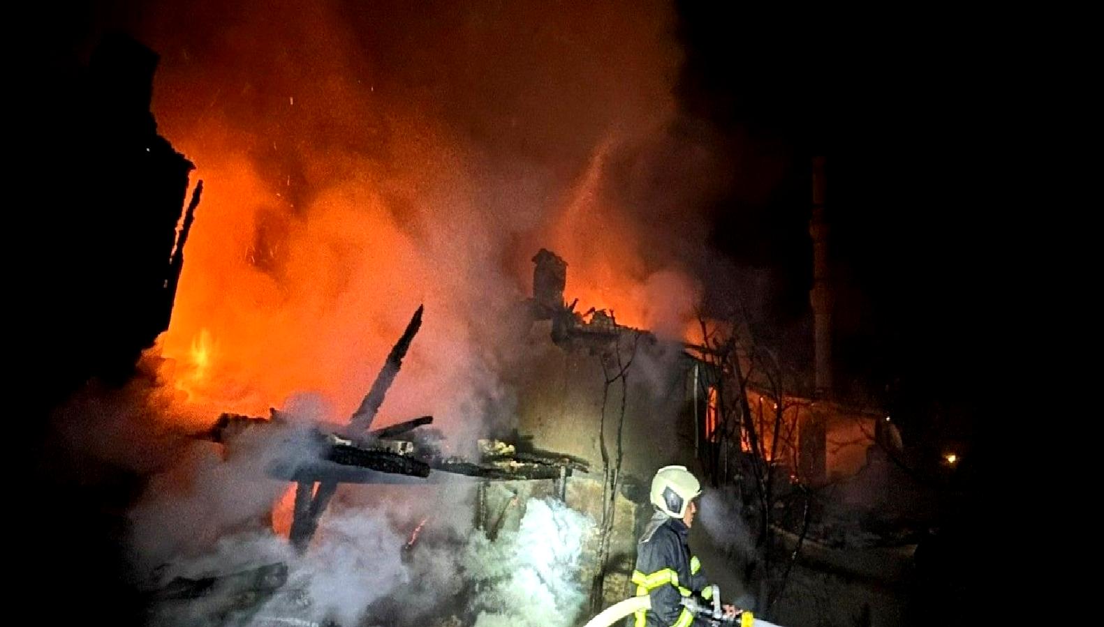 Burdur'da bir metruk evde çıkan yangın, itfaiye ekiplerinin hızlı müdahalesiyle