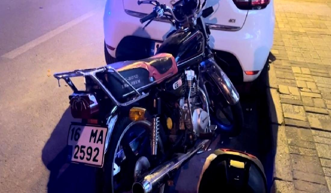 Bursa’da Motosiklet Kazasında 1 Kişi Hayatını Kaybetti, 2 Yaralı Bursa'da meydana gelen motosiklet kazasında 1 kişi hayatını kaybetti, 2