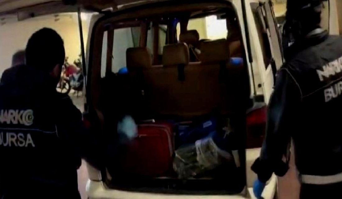 Bursa’da Uyuşturucu Operasyonu: 28 Kilo Uyuşturucu Ele Geçirildi Bursa'da gerçekleştirilen uyuşturucu operasyonunda 28 kilo uyuşturucu madde ele geçirildi.